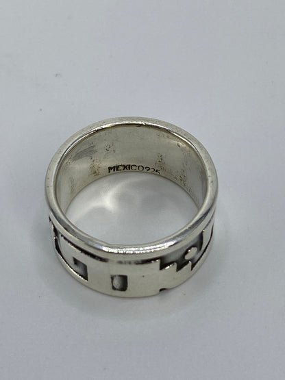 Anillo de plata 925 sobre fondo blanco mostrando el sello MEXICO925