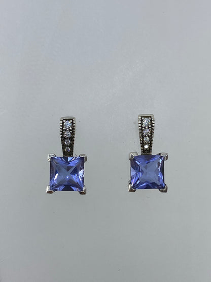 Aretes cuadrados de circonia morada en plata de Taxco, vista frontal de la piedra