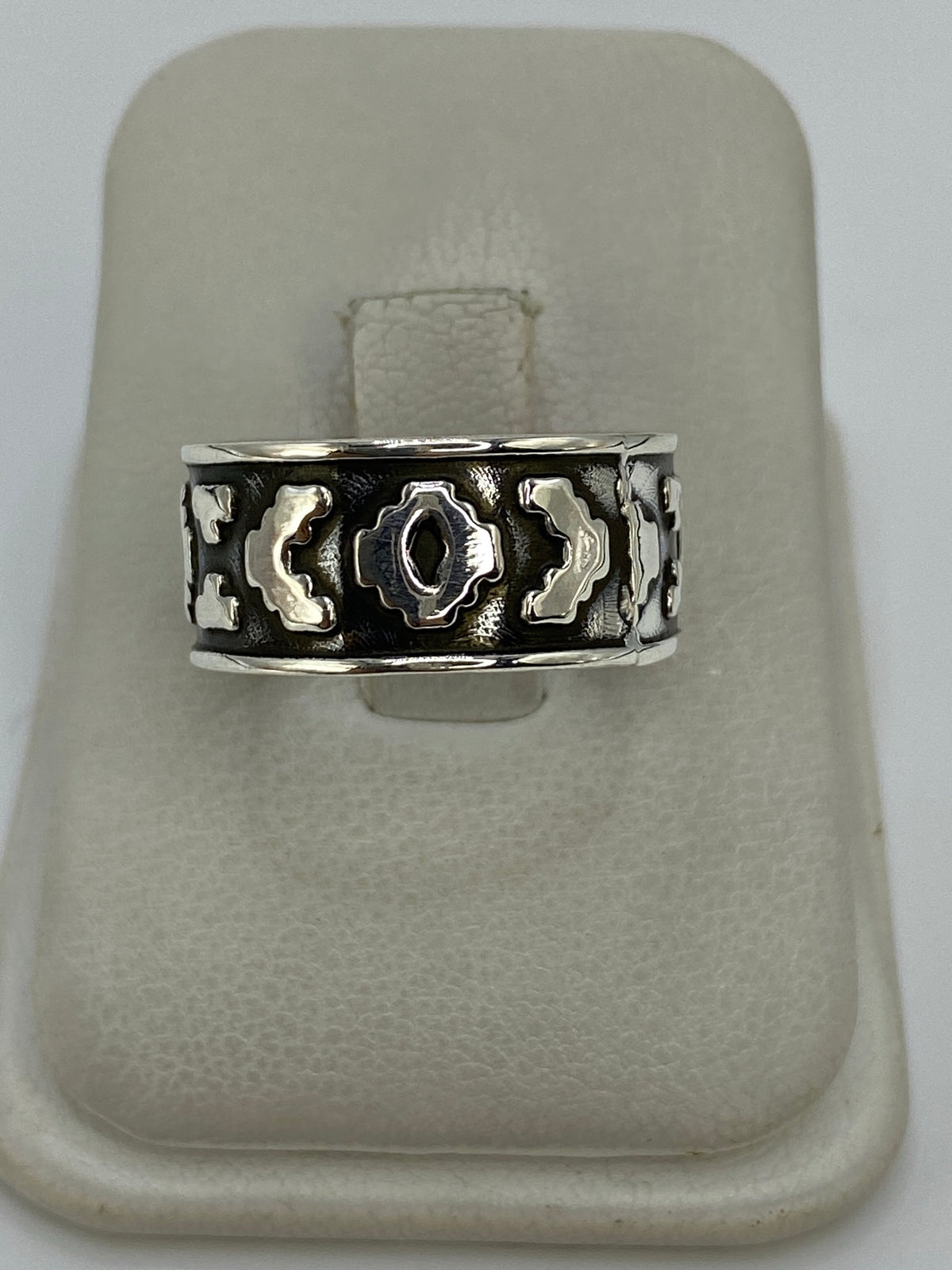 Anillo de plata 925 con diseño geométrico minimalista en la mano