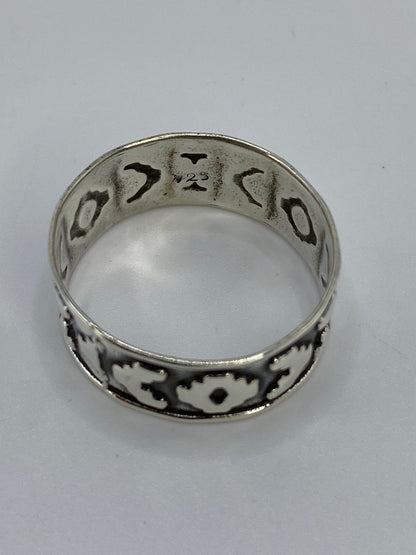 Anillo de plata sobre fondo blanco mostrando el Quinto 925