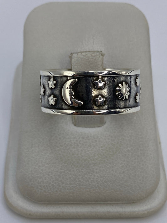 Anillo de plata 925 repujado con luna, estrellas y sol en talla 11