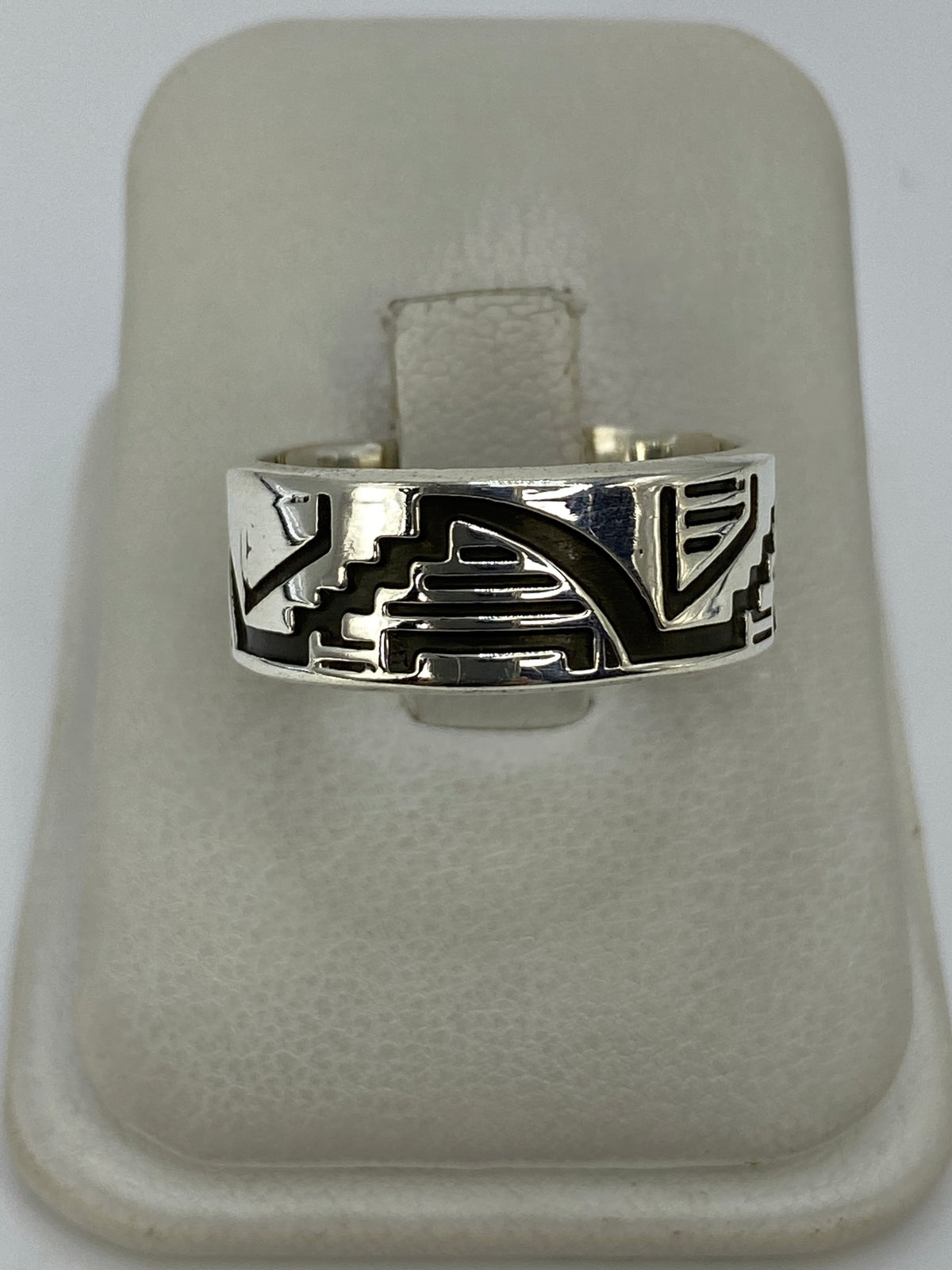 Anillo de plata 925 con relieve geométrico repujado en patrón prehispánico