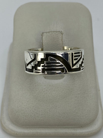 Anillo de plata 925 con relieve geométrico repujado en patrón prehispánico