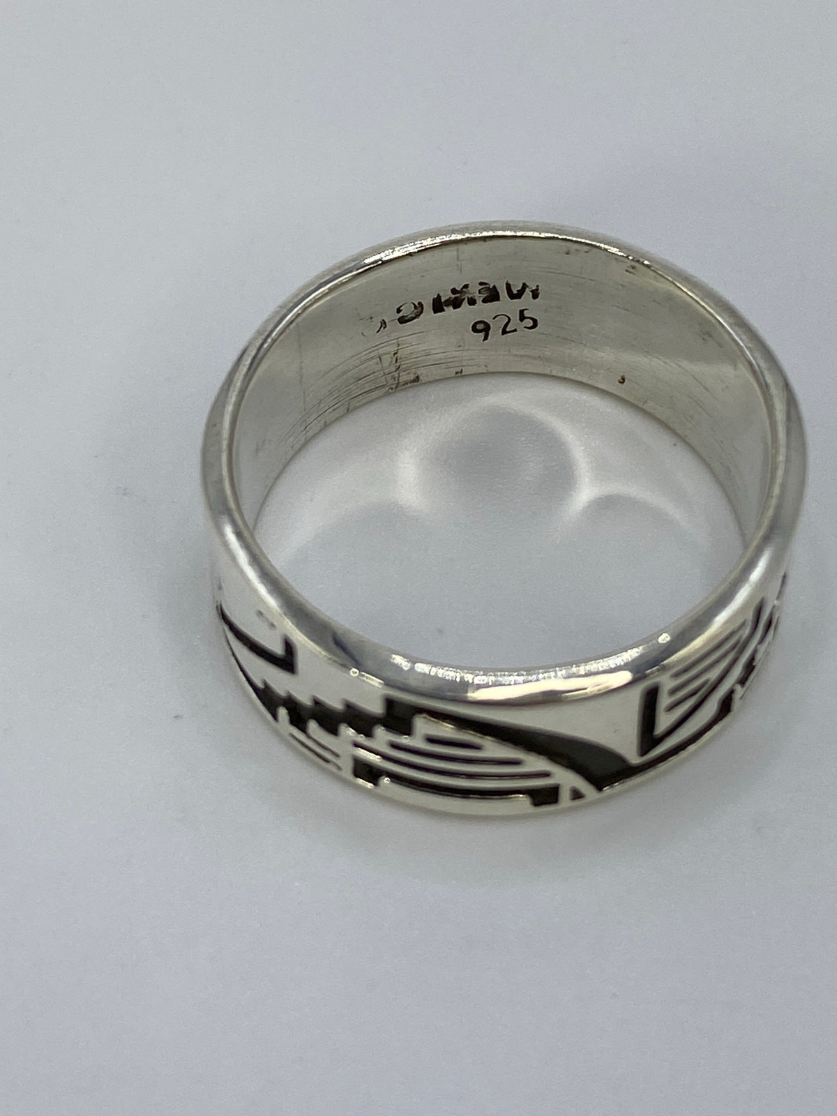 Anillo sobre fondo blanco mostrando el Quinto 925 y la talla 9.5