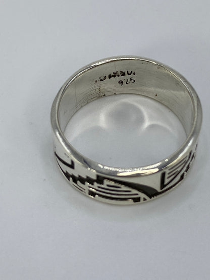 Anillo sobre fondo blanco mostrando el Quinto 925 y la talla 9.5