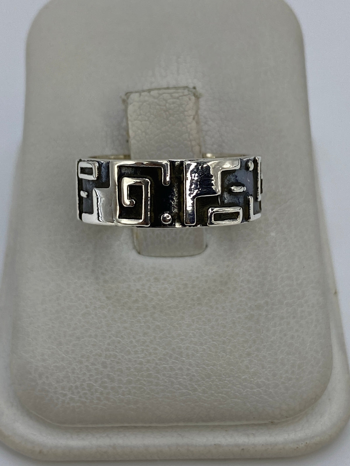 Anillo de plata 925 con repujado étnico geométrico en patrón único