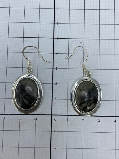 Aretes sobre regla de centímetros confirmando largo de 4.2 cm del par