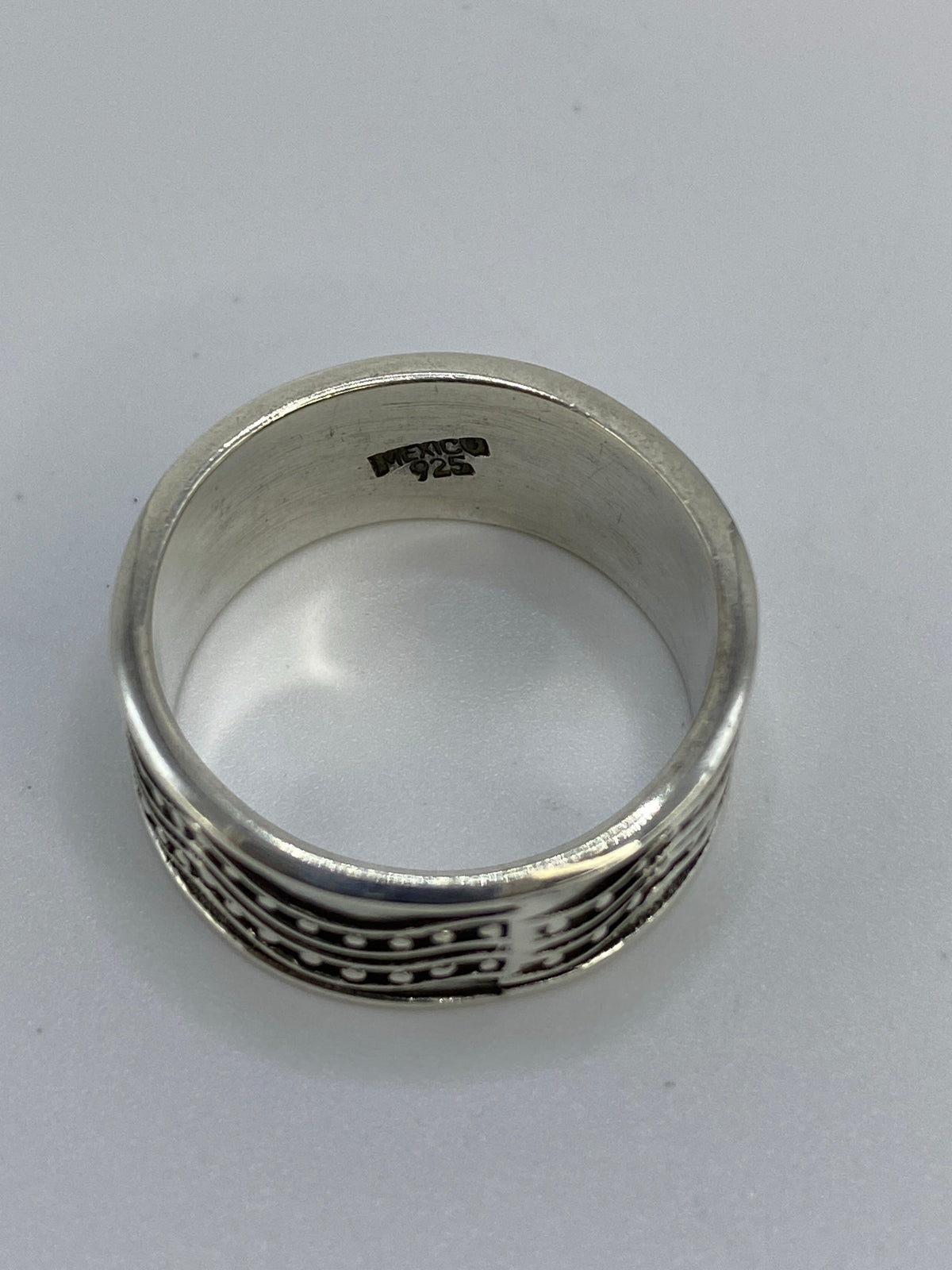 Anillo en la mano mostrando el movimiento del relieve repujado
