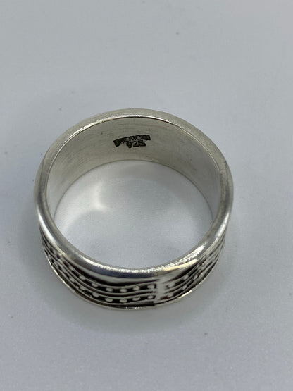 Anillo en la mano mostrando el movimiento del relieve repujado