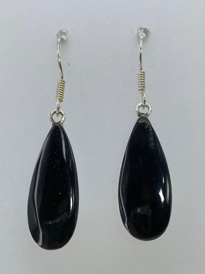 Aretes de plata gota negra sobre fondo blanco mostrando el Quinto 925