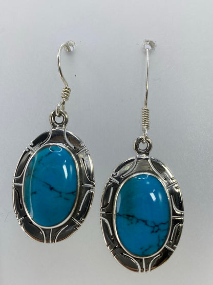 Par de aretes de plata 925 con turquesa azul cielo engastada, marco ovalado tallado, modelo Taxco