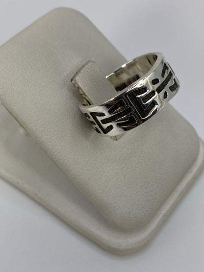 Anillo de plata repujado mostrando el patrón geométrico abstracto en detalle