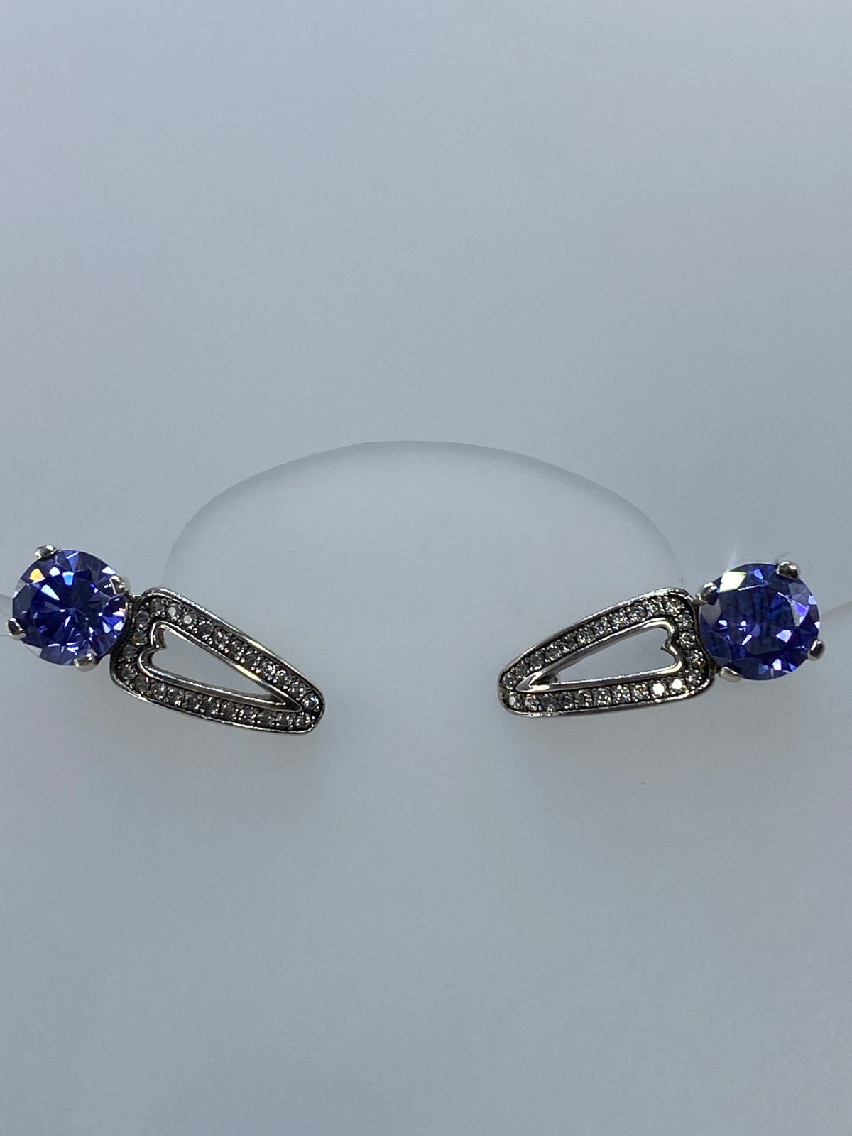 Par de aretes de plata 925 con circonia morada facetada, brillantes y elegantes