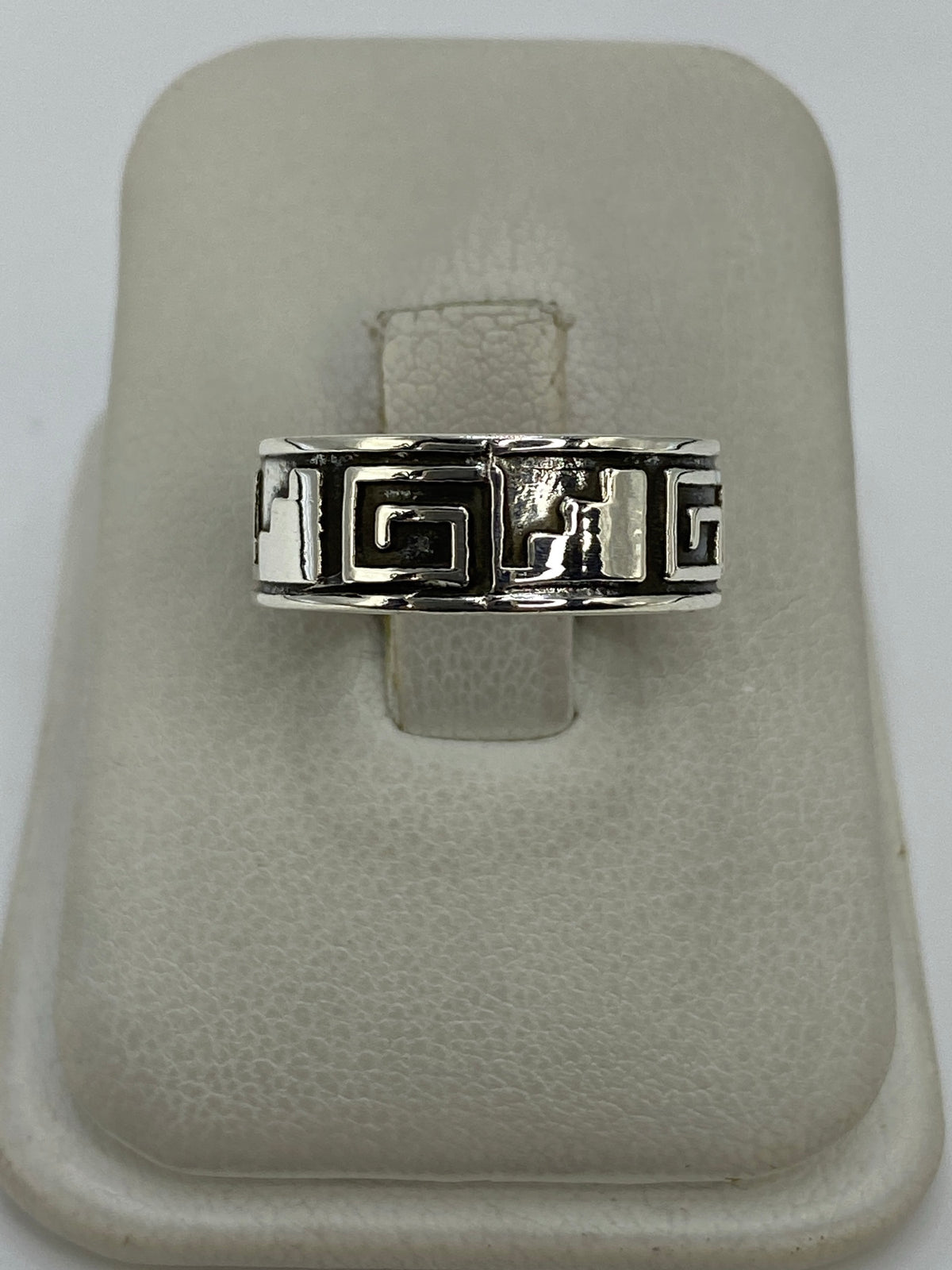 Anillo de plata 925 repujado con grecas prehispánicas en relieve, vista frontal