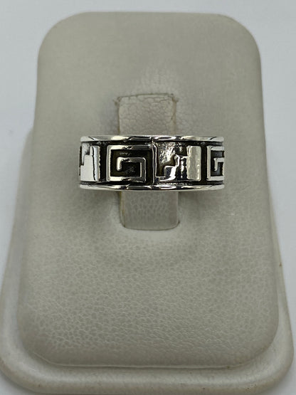 Anillo de plata 925 repujado con grecas prehispánicas en relieve, vista frontal
