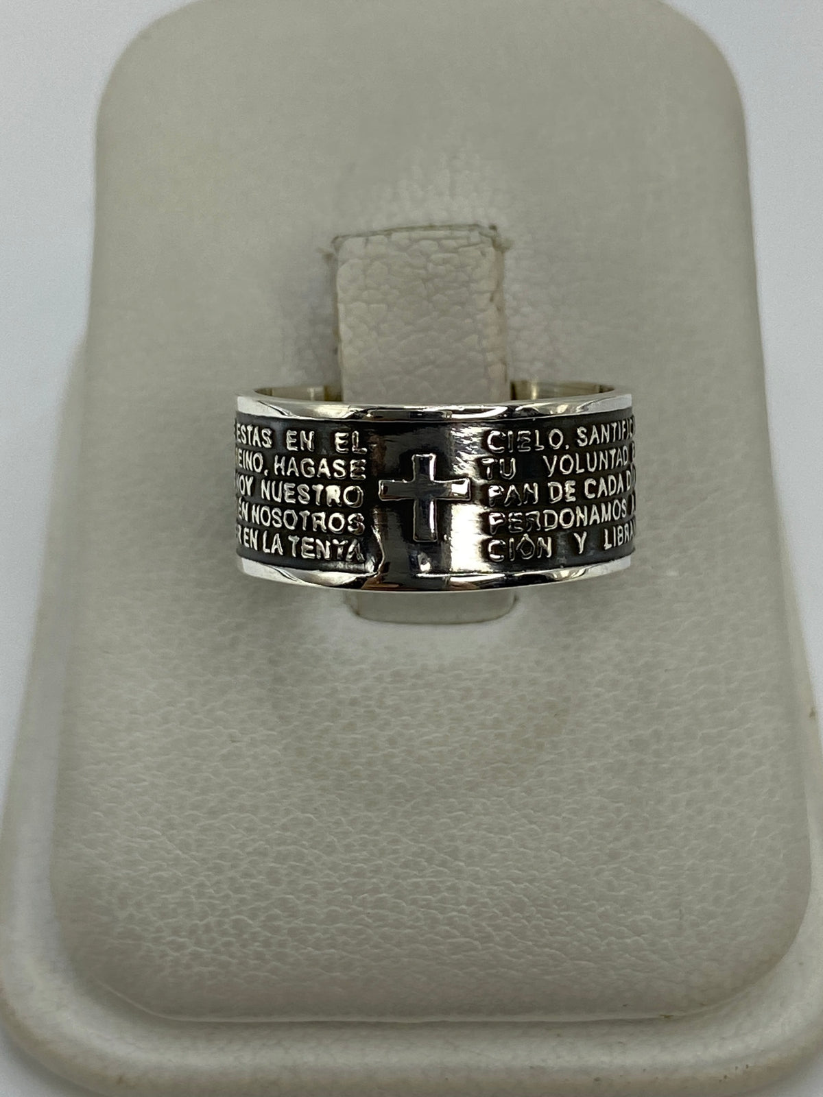Anillo de plata 925 con oración grabada en relieve, visto desde arriba