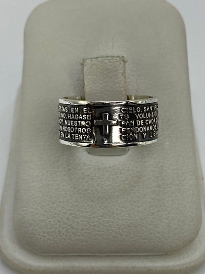 Anillo de plata 925 con oración grabada en relieve, visto desde arriba