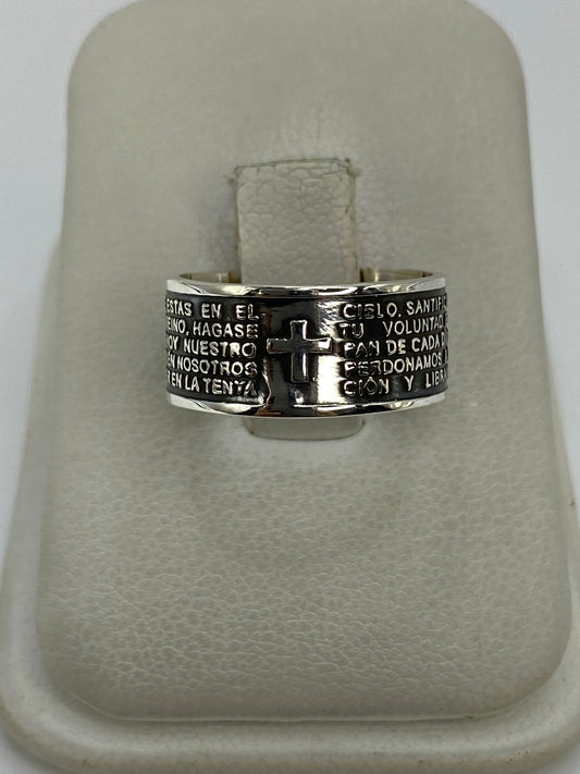 Anillo de plata 925 con oración grabada en relieve, visto desde arriba