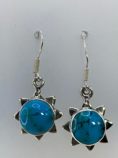 Par de aretes sol de plata 925 con turquesa azul cielo engastada, vistos de frente