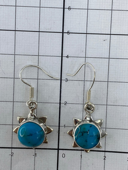 Aretes en la mano mostrando el tamaño de 3.5 cm y el brillo de la turquesa