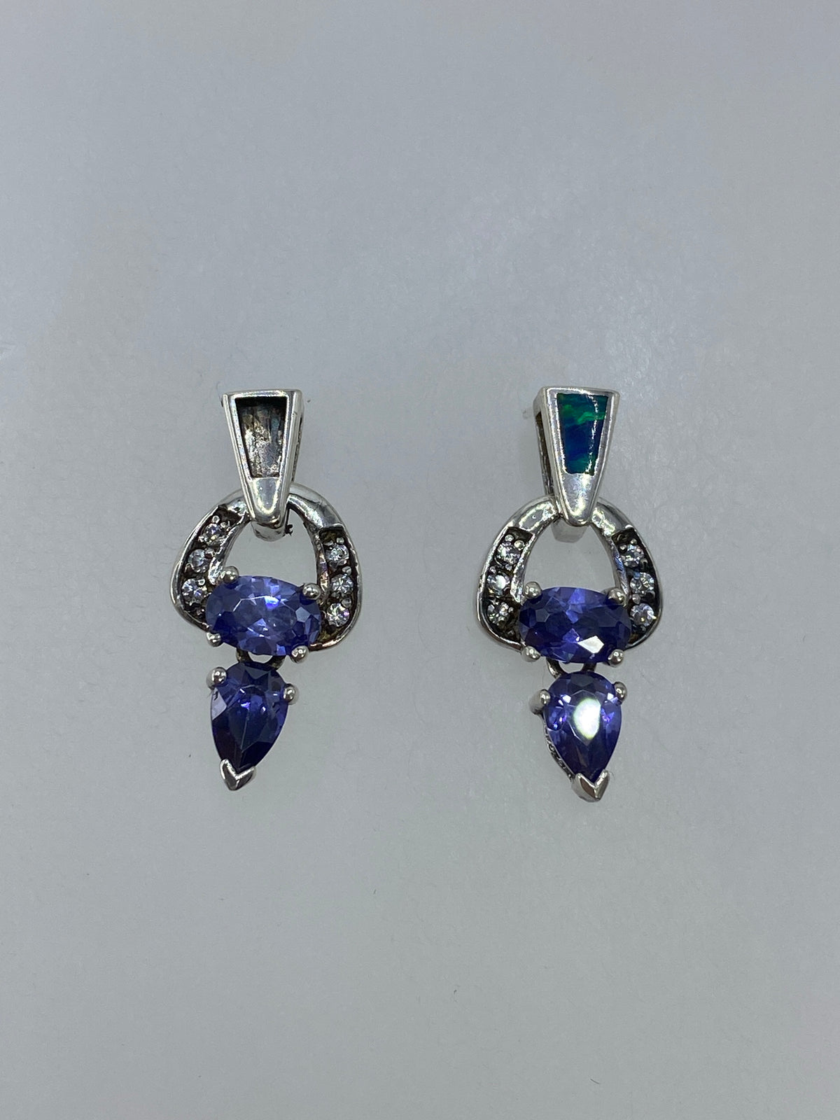Detalle de la circonia morada facetada en arete de plata 925