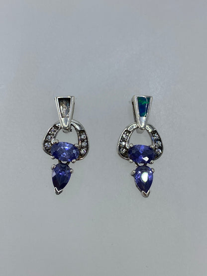 Detalle de la circonia morada facetada en arete de plata 925