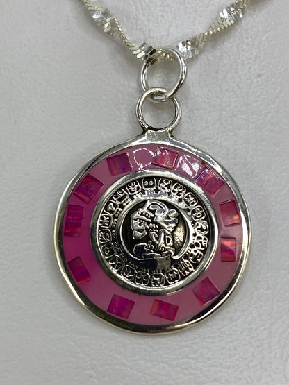 Dije de plata con calendario maya y Ópalo de Fuego rosa colgando de cadena plateada