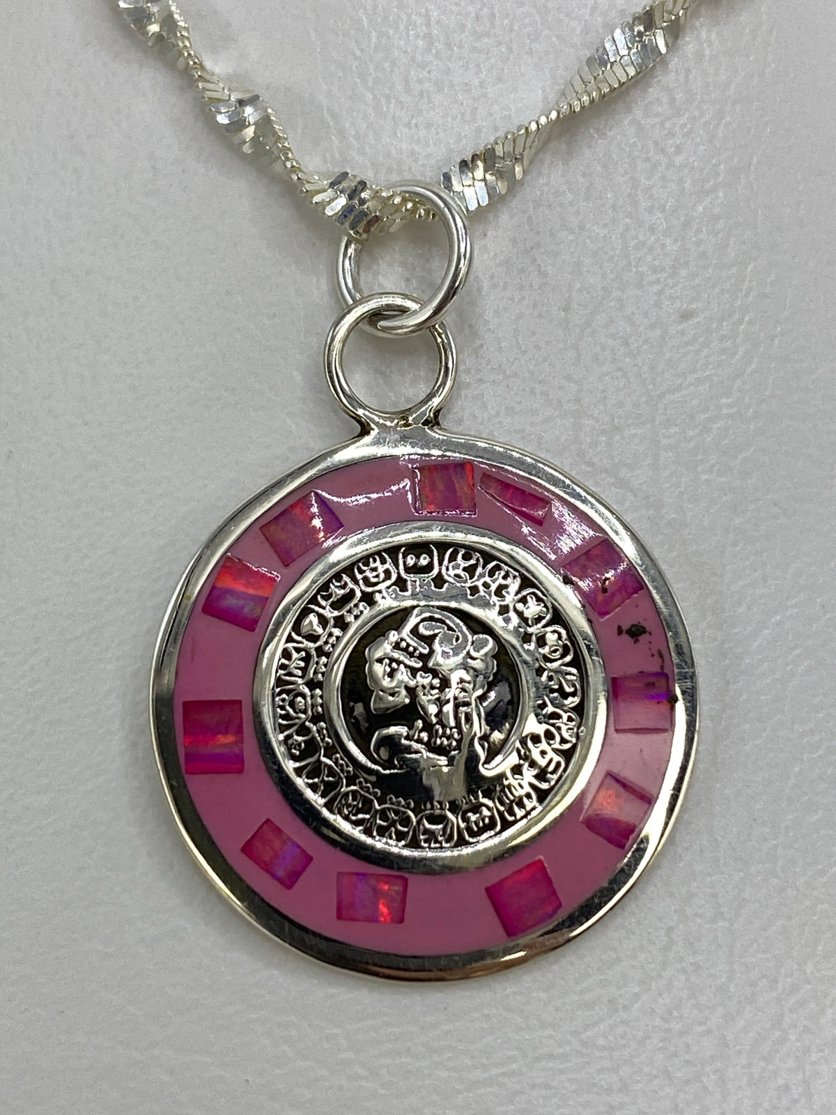 Dije medallón zodiacal en plata 925 con relieve labrado de Taxco, anillas para encadenar