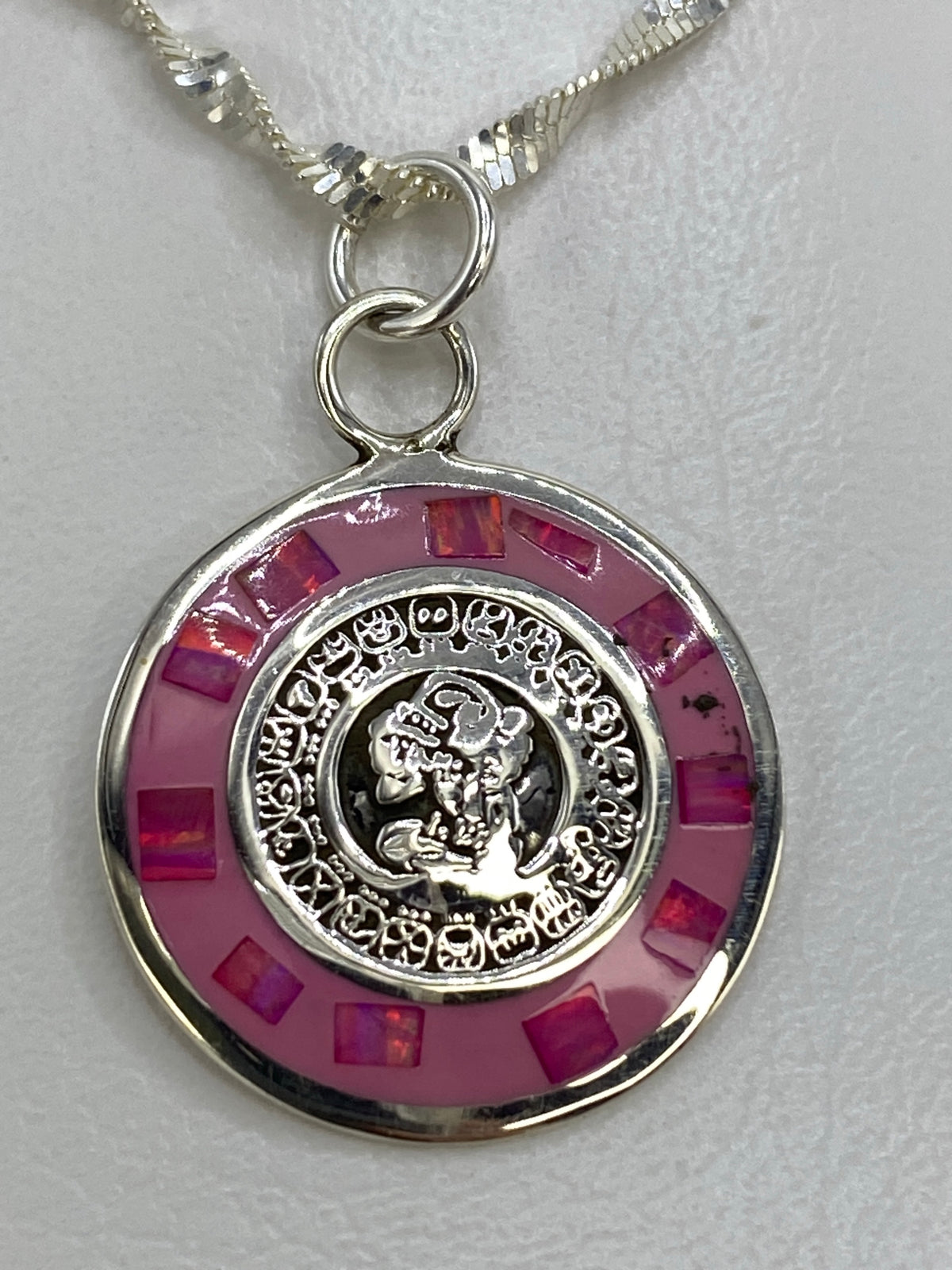 Reverso del dije de plata con la marca del Quinto 925 estampado