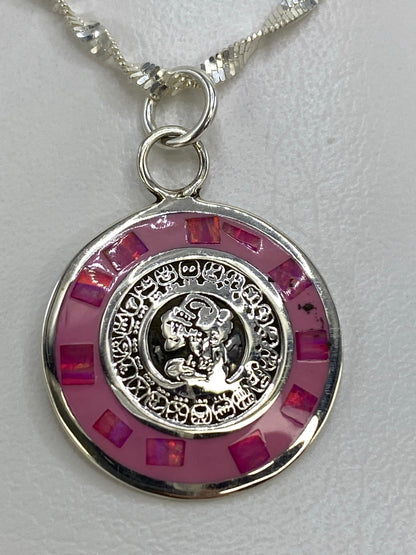 Reverso del dije de plata con la marca del Quinto 925 estampado
