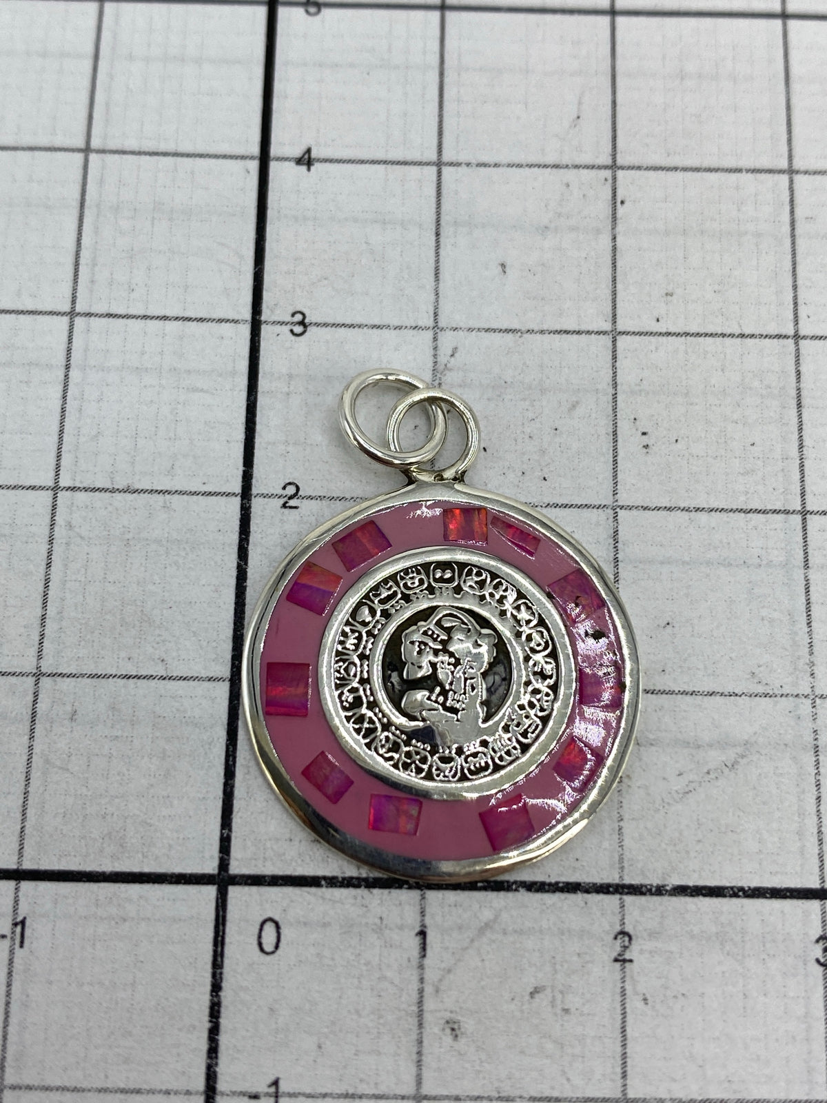 Dije en medida sobre regla: 3 cm de largo × 2 cm de ancho, listo para cadena