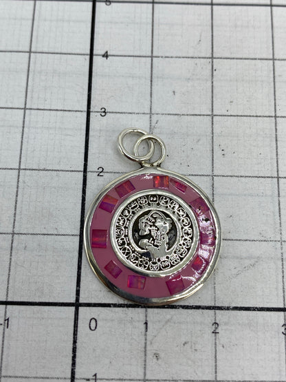 Dije en medida sobre regla: 3 cm de largo × 2 cm de ancho, listo para cadena