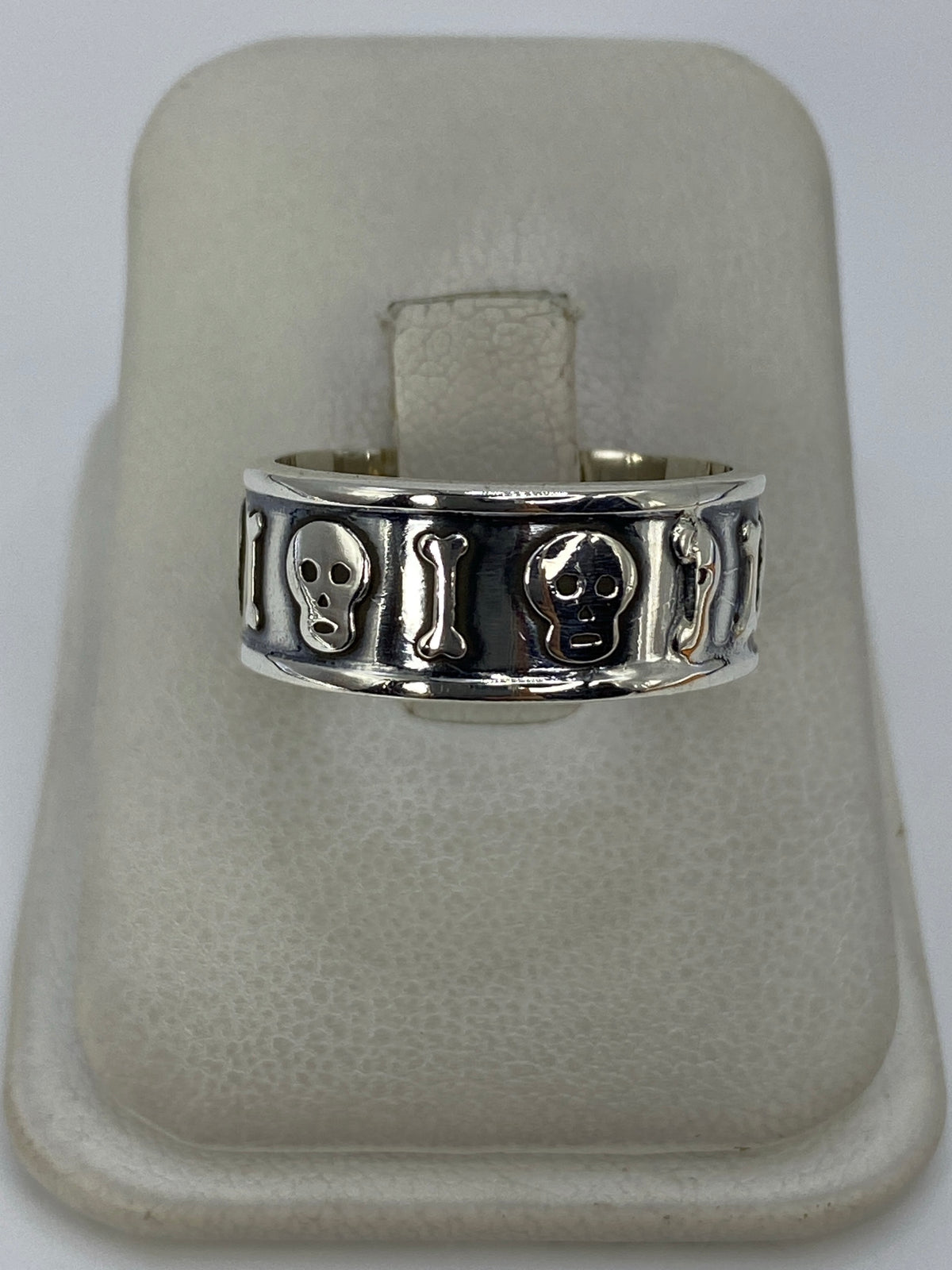 Anillo de plata 925 con repujado de calavera y hueso, diseño prehispánico Taxco