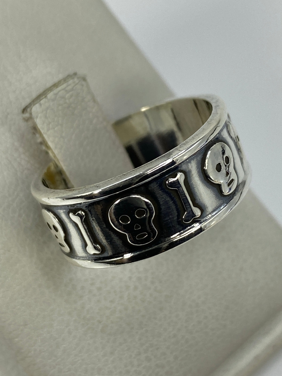 Anillo puesto en dedo mostrando el motivo calavera en perspectiva