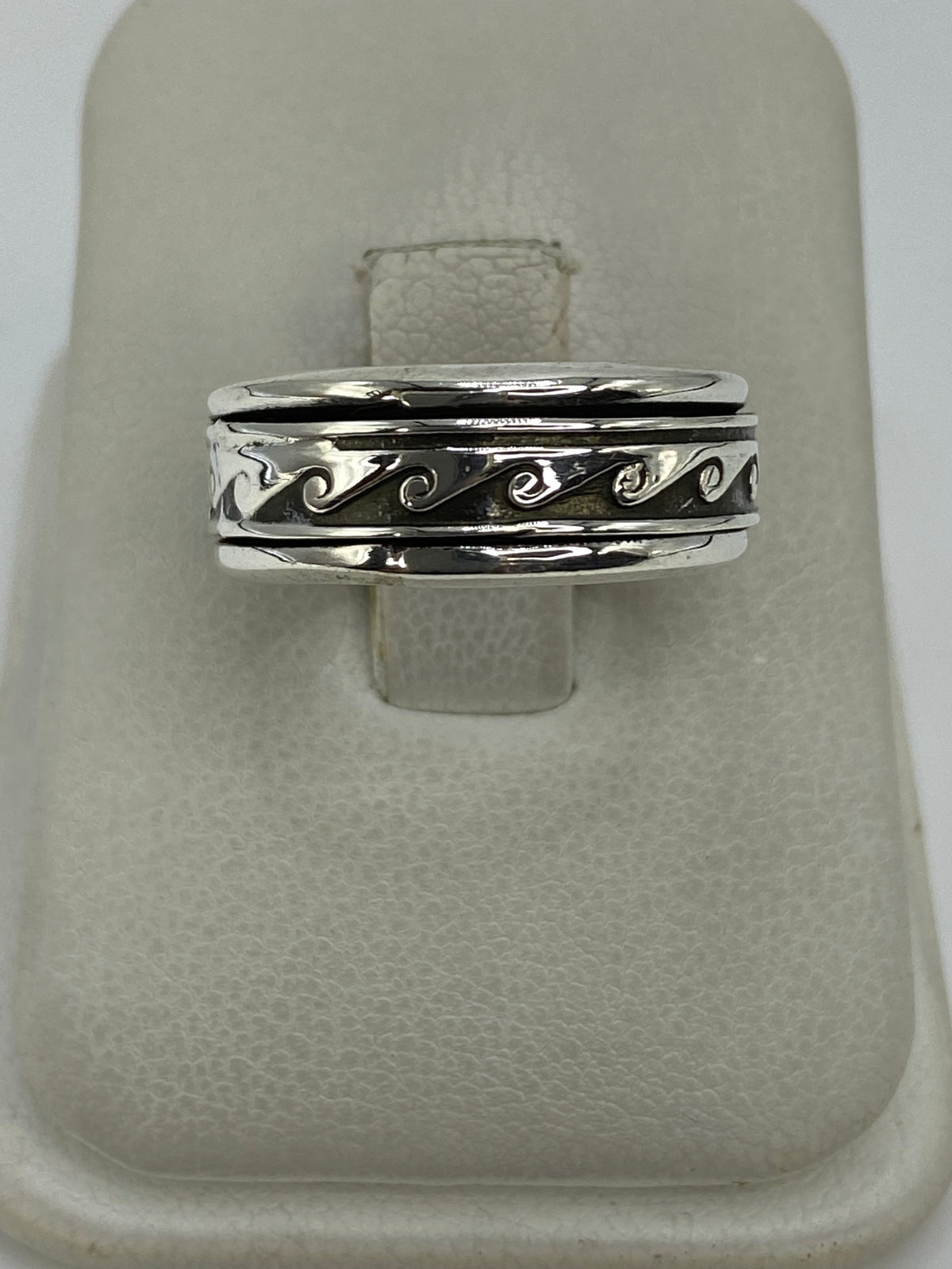 Anillo de plata repujado con ondas en relieve, talla 6, vista frontal