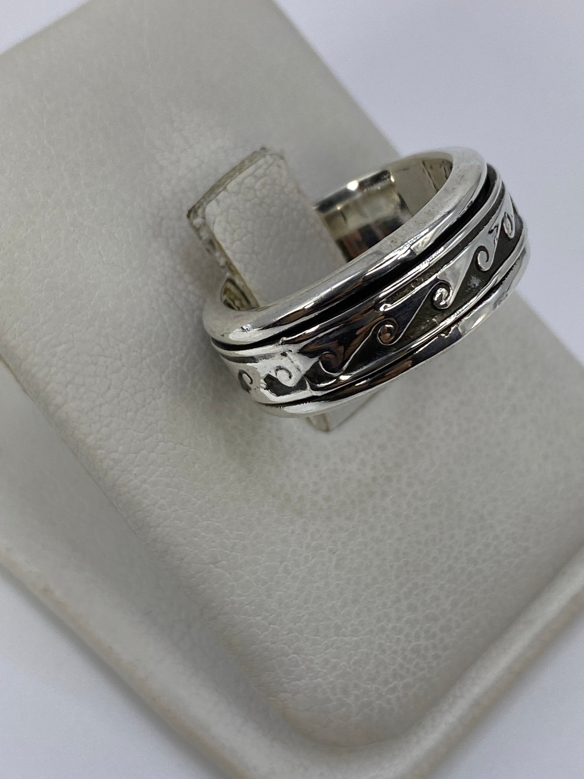 Detalle lateral del anillo mostrando la profundidad del repujado en ondas