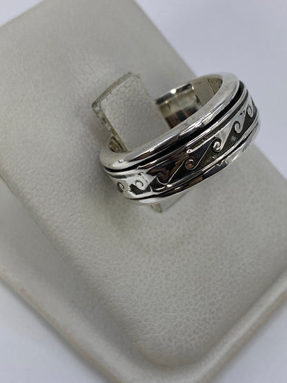 Detalle lateral del anillo mostrando la profundidad del repujado en ondas