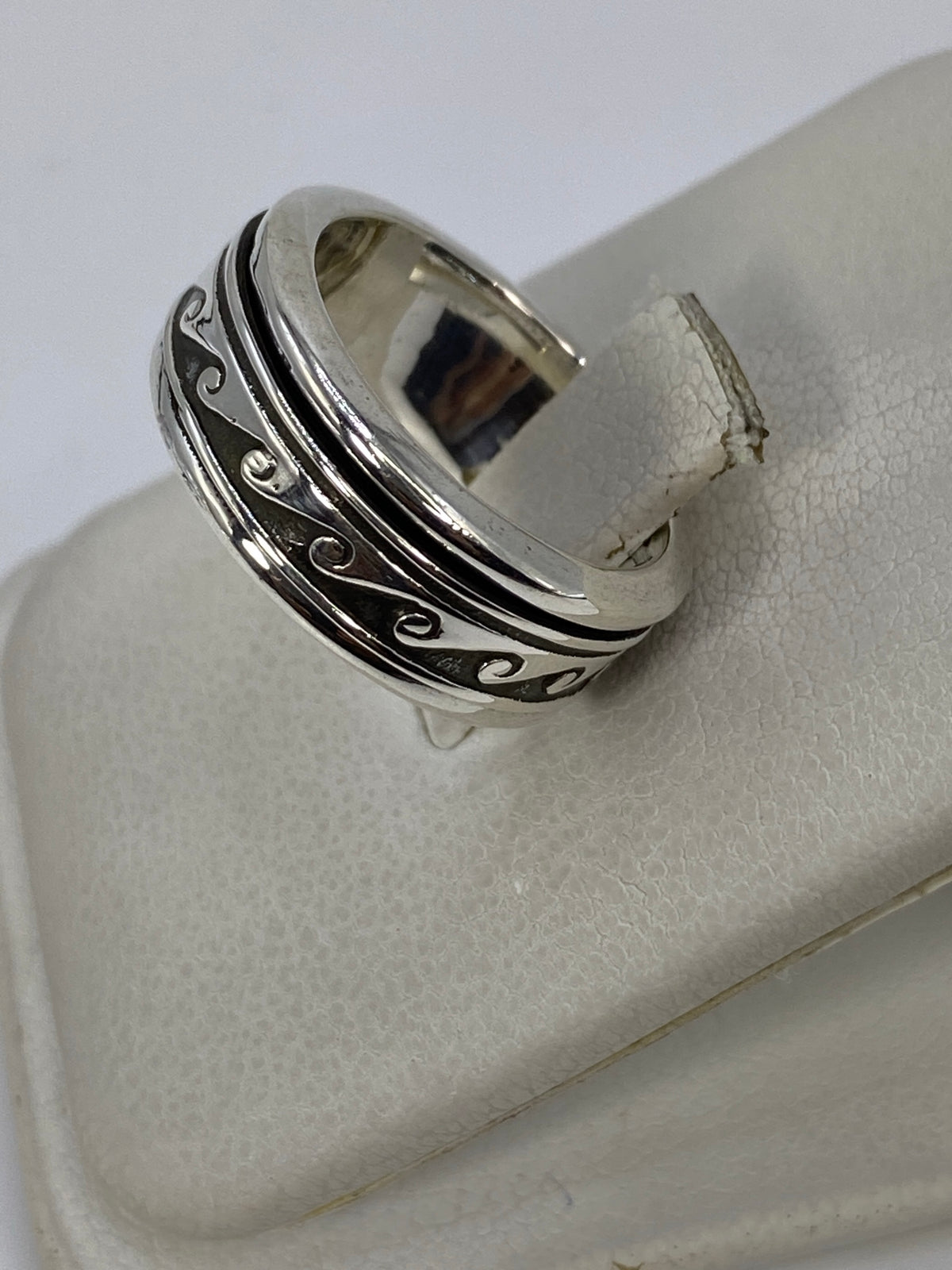 Anillo de plata 925 sobre dedo mostrando el acabado pulido y oscurecido