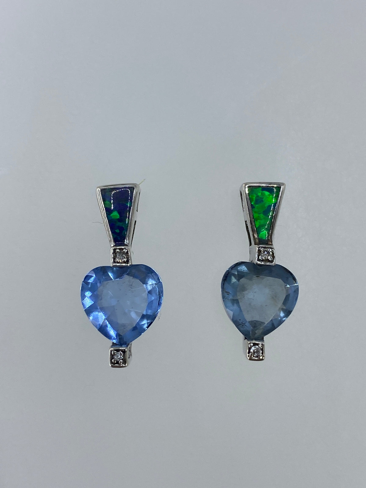 Aretes de plata 925 con circonia azul, 2 cm, par en fondo gris