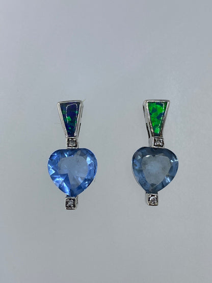 Detalle del engaste a mano de circonia azul en plata Taxco