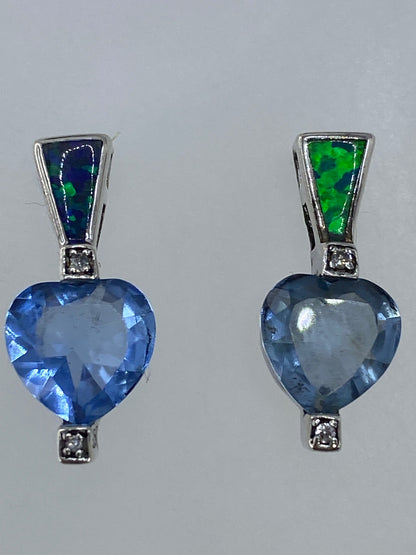 Aretes de circonia azul sobre regla de centímetros, 2 cm de largo