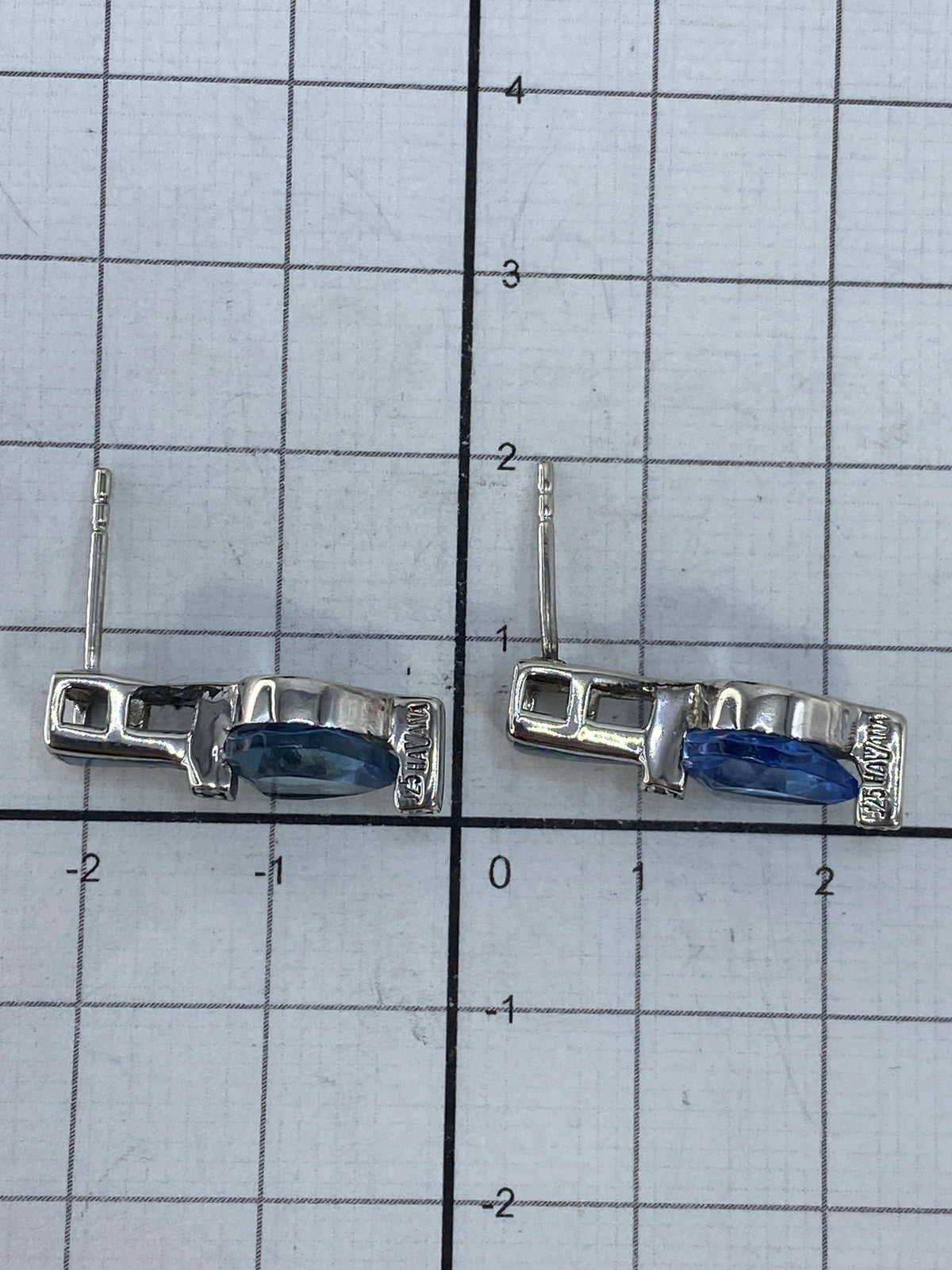 Aretes con Quinto 925 hallmark en plata pulida, vista frontal del par