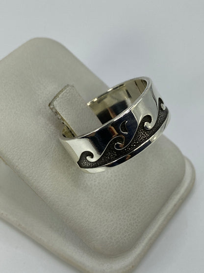 Anillo repujado de plata 925 portado en dedo, lujo artesanal visible