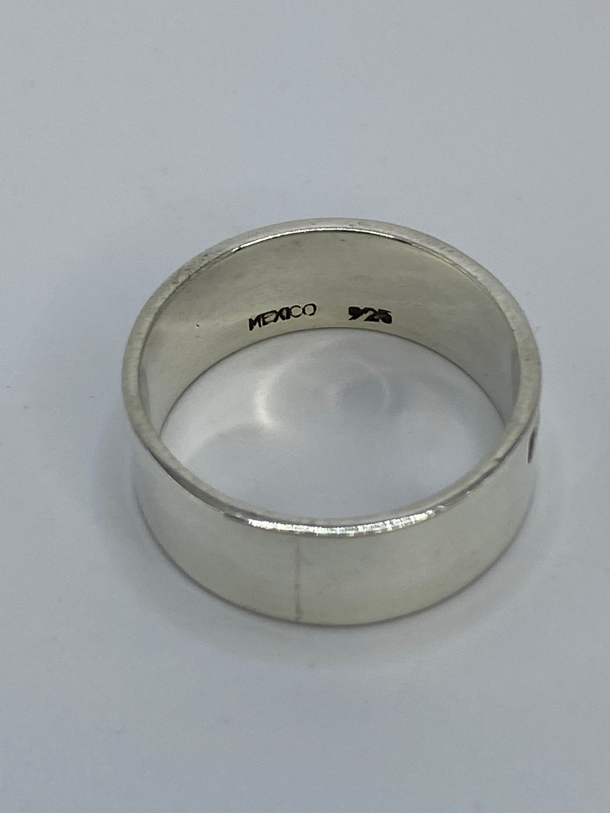 Detalle del sello MÉXICO 925 en el interior del anillo