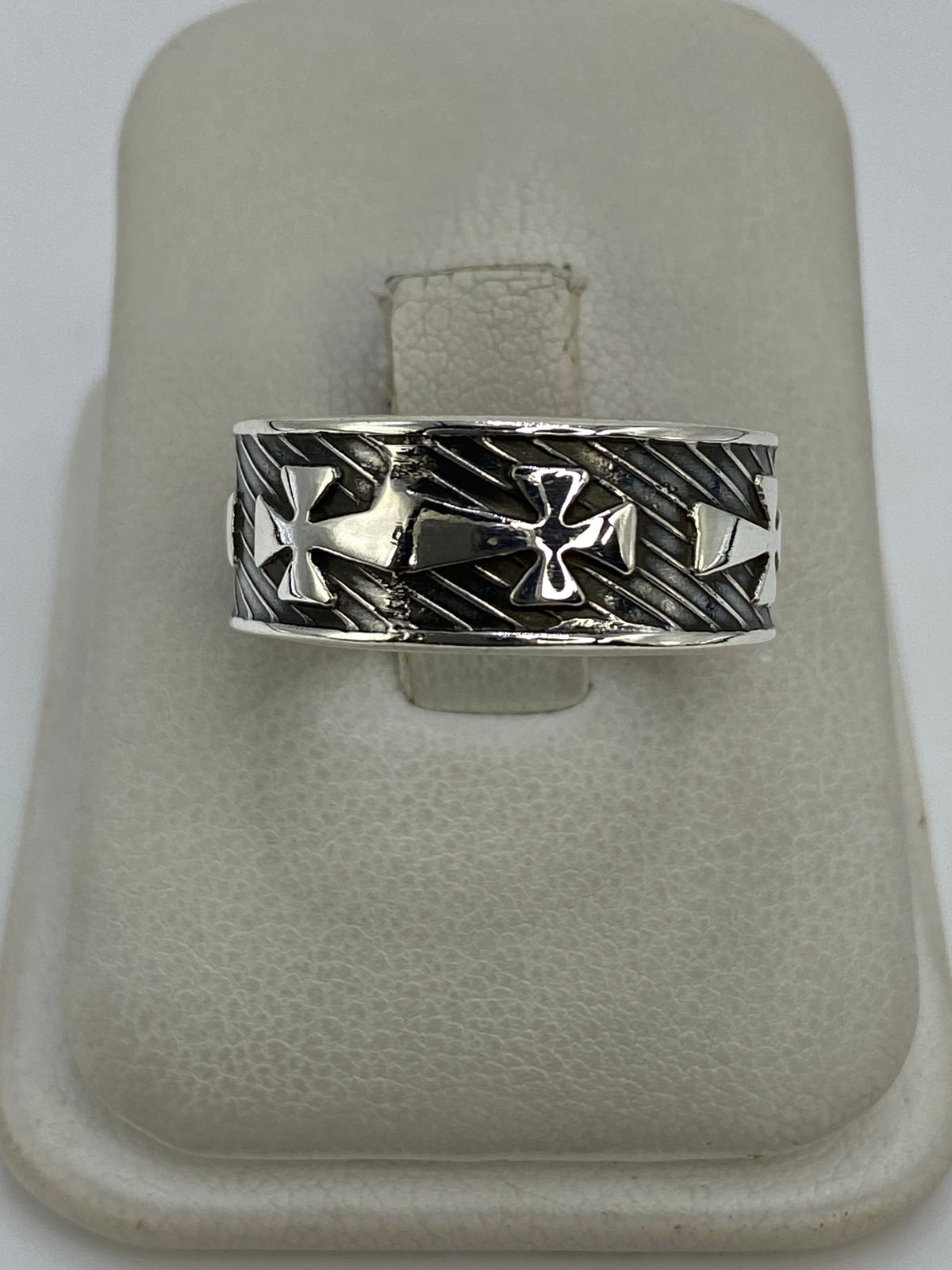 Anillo de plata 925 con cruces en relieve alternadas, visto desde arriba