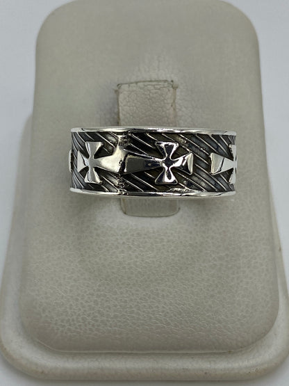 Anillo de plata 925 con cruces en relieve alternadas, visto desde arriba