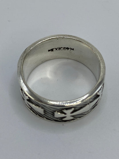 Anillo en dedo mostrando el diseño completo y el acabado de plata auténtica