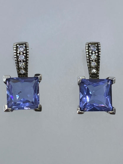 Aretes en la mano mostrando el tamaño compacto de 1.8 cm