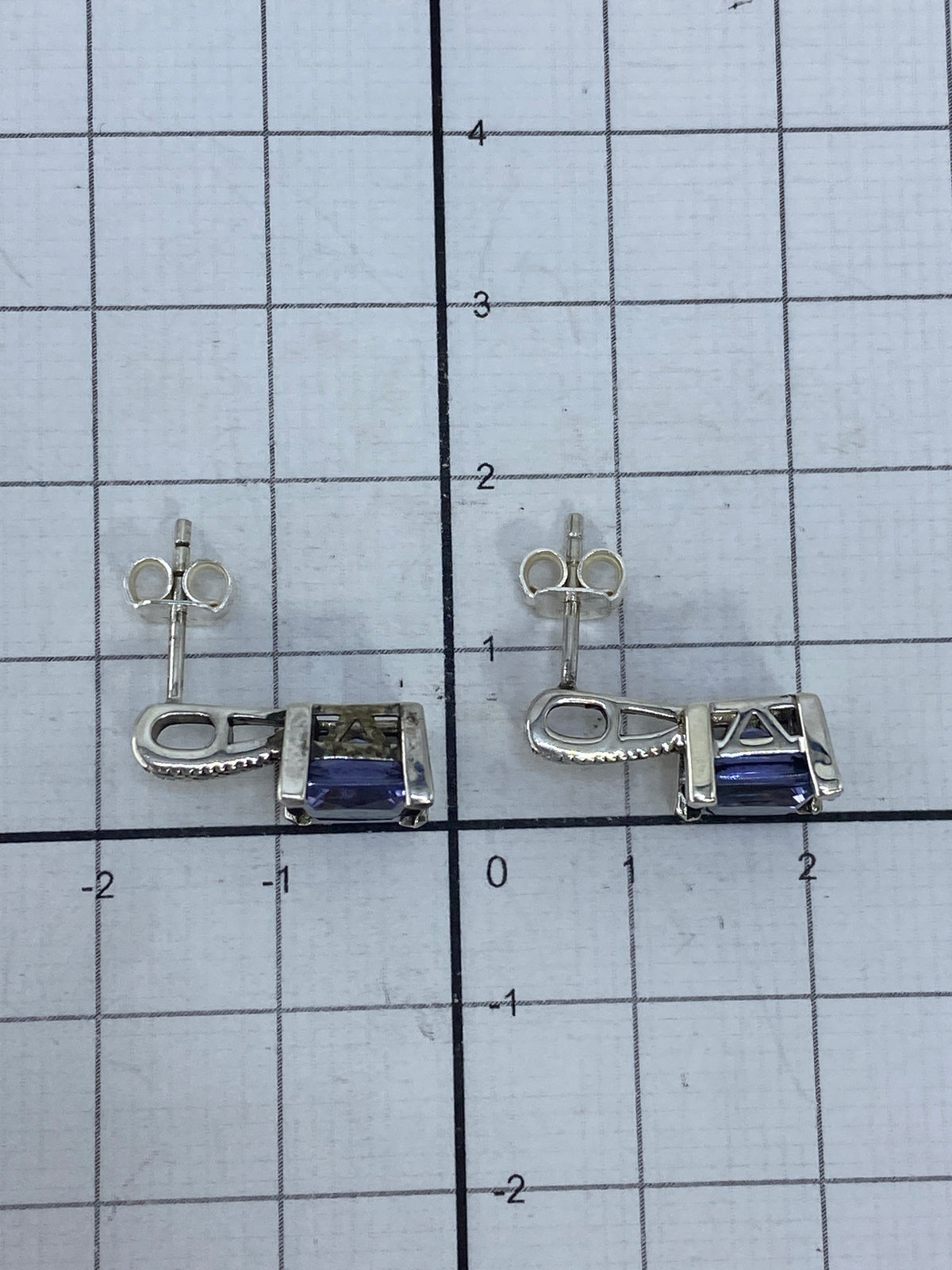 Aretes sobre escala con el Quinto 925 visible en la plata
