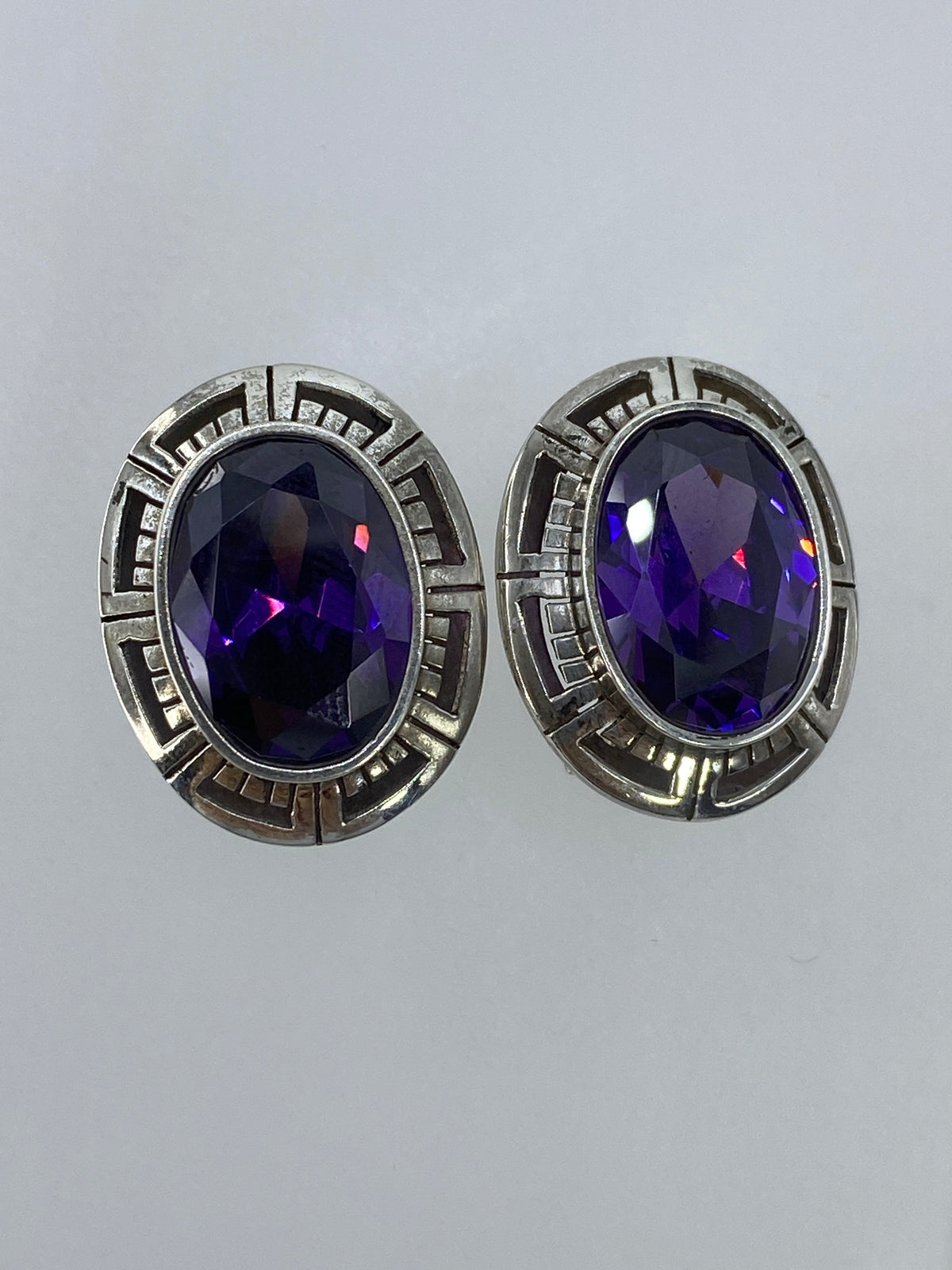 Par de aretes de plata 925 con circonia morada en marco art-déco, vista frontal